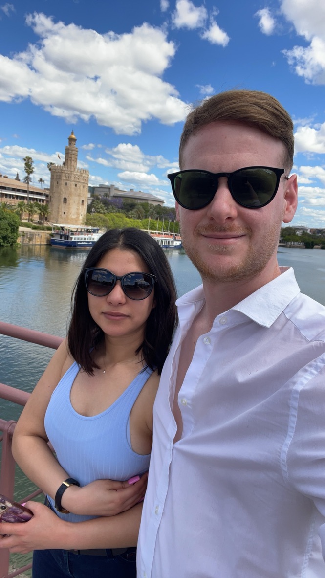 Éric et Inès au bord de l'eau