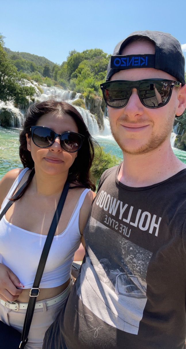 Éric et Inès devant une cascade